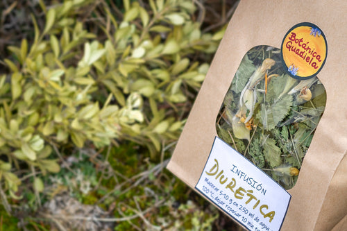 Bolsa de infusión Diurética artesanal de Botánica Guadiela con mezcla de plantas y flores silvestres en un entorno natural.