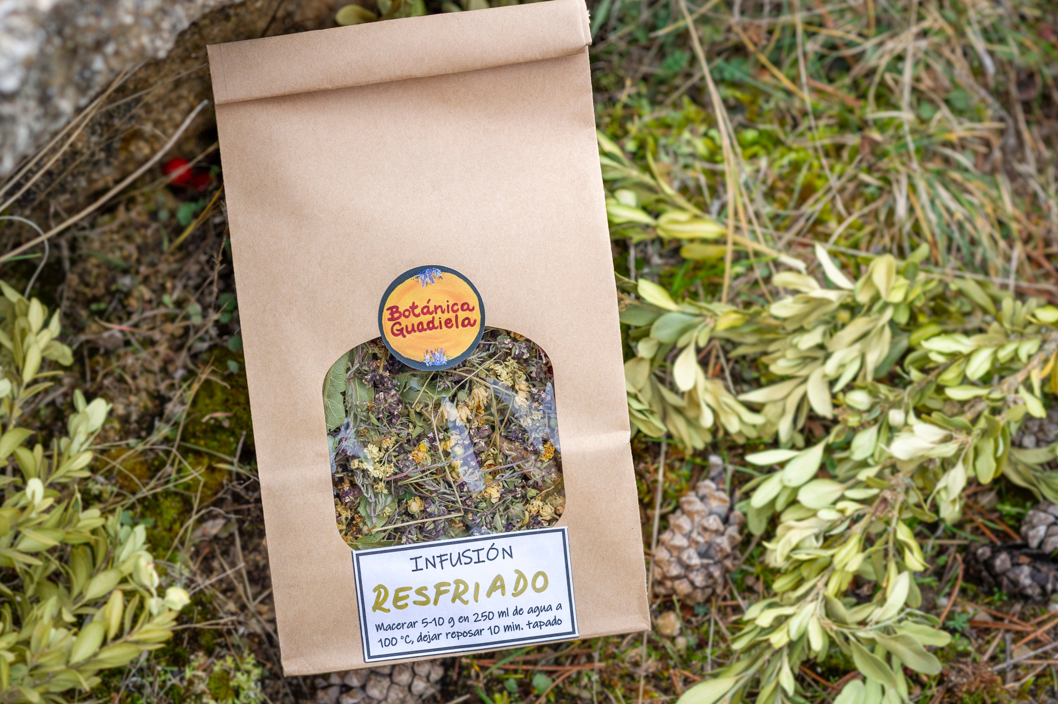 Bolsa de papel kraft con infusión Resfriado de Botánica Guadiela, mezcla artesanal de plantas silvestres secas en un entorno natural.