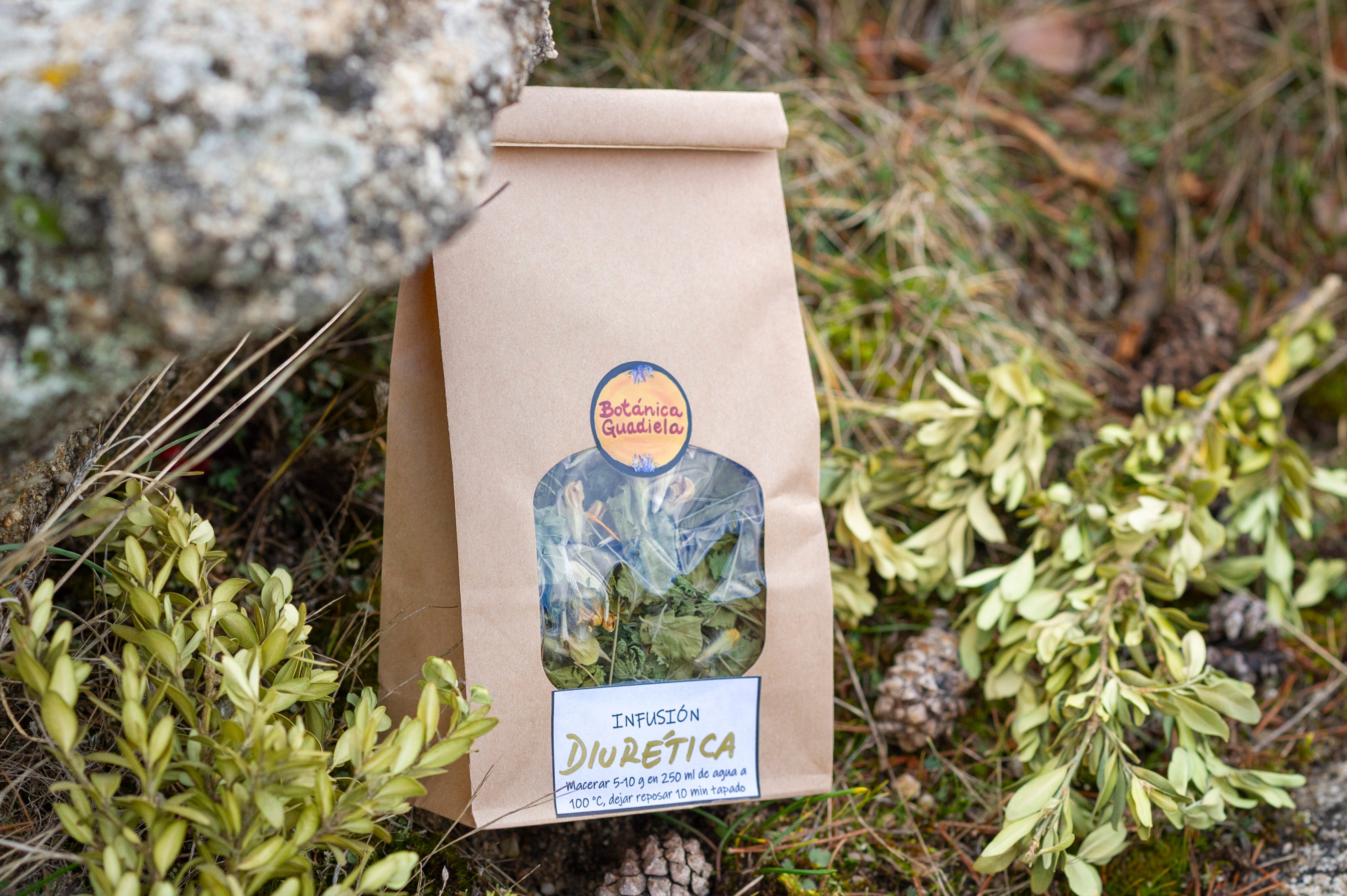 Bolsa de infusión Diurética artesanal de Botánica Guadiela con mezcla de plantas y flores silvestres en un entorno natural.