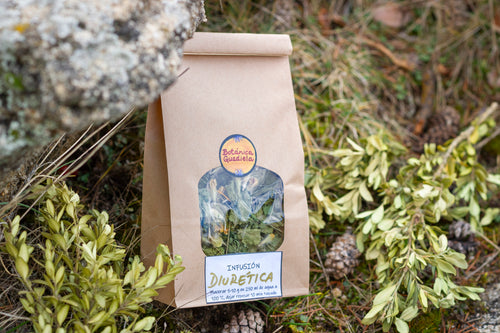 Bolsa de infusión Diurética artesanal de Botánica Guadiela con mezcla de plantas y flores silvestres en un entorno natural.